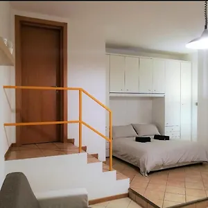farolfi-apartments-carracci.emilia-romagnahotels.net/